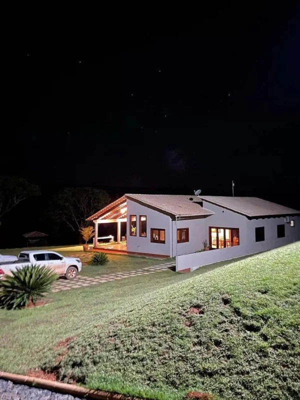 Casa de campo iluminada de noche